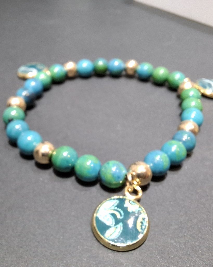 bracelet perles avec médaillons en argile polymère