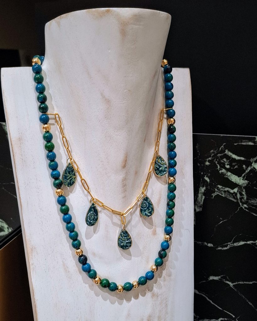 collier multi-rangs, perles, chaine inox dorée, et pendentifs en argile polymère