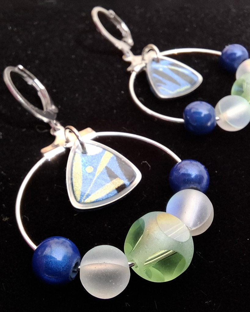 boucles d'oreilles montage perle et médaillon en argile polymère