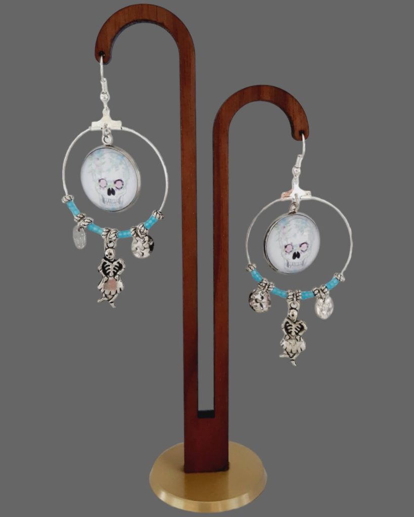 boucles d'oreilles avec dessin tête de mort par JouKéa